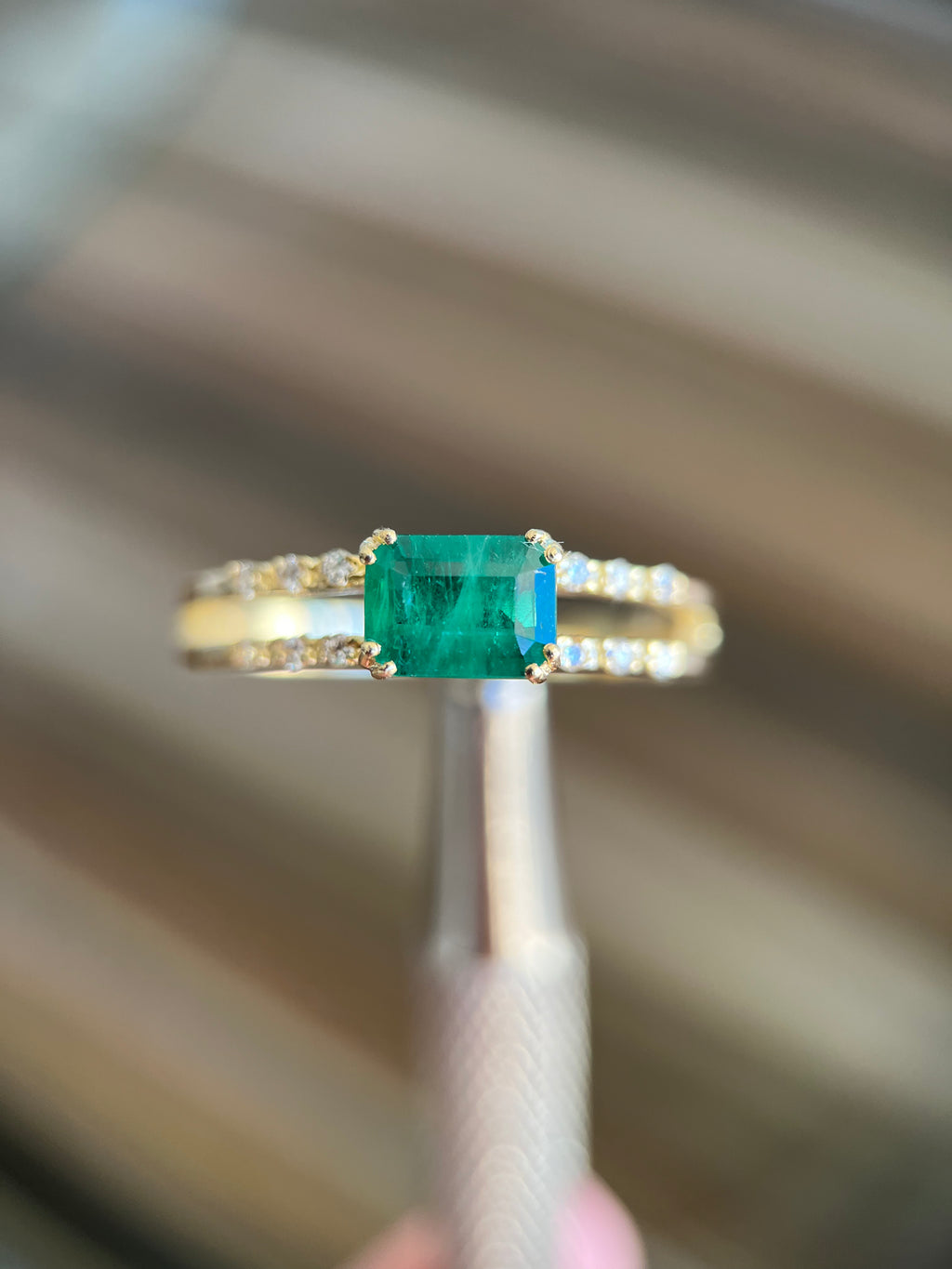 Anel duas fileiras de diamantes com esmeralda retangular