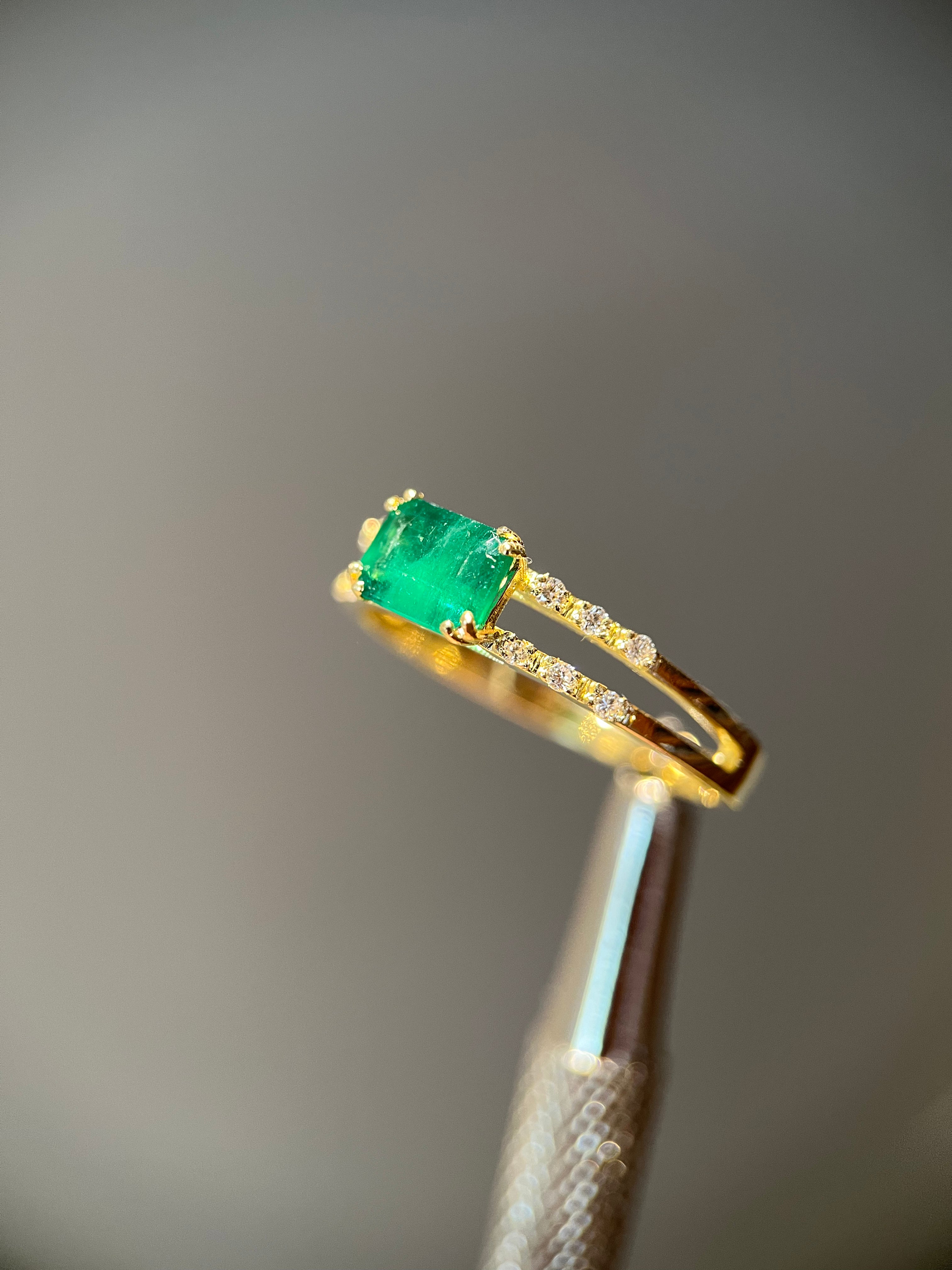 Anel duas fileiras de diamantes com esmeralda retangular