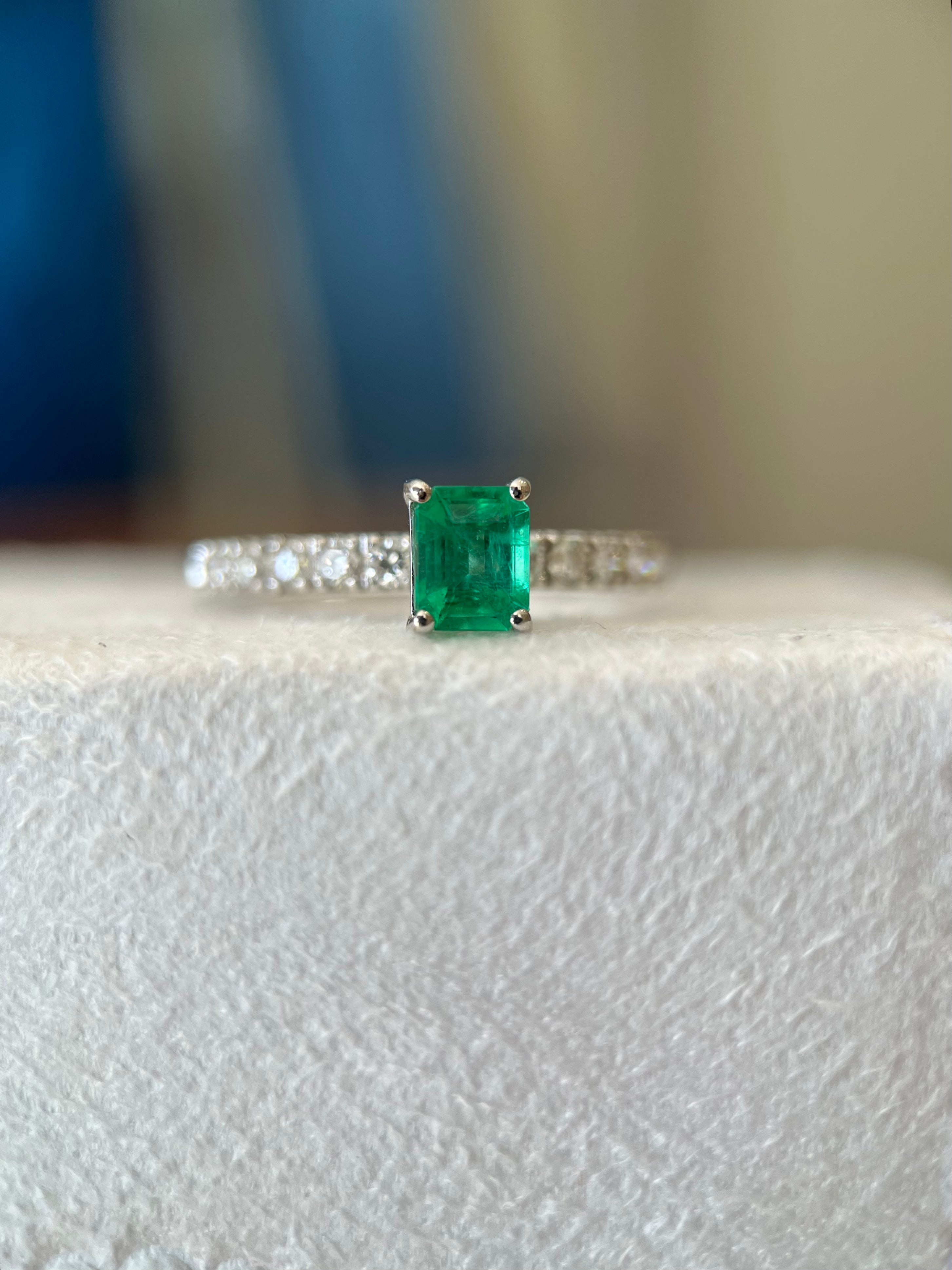 Anel de ouro 18k amarelo com Esmeralda e diamantes