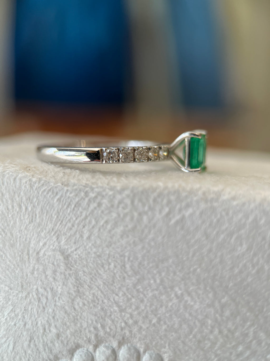 Anel de ouro 18k amarelo com Esmeralda e diamantes