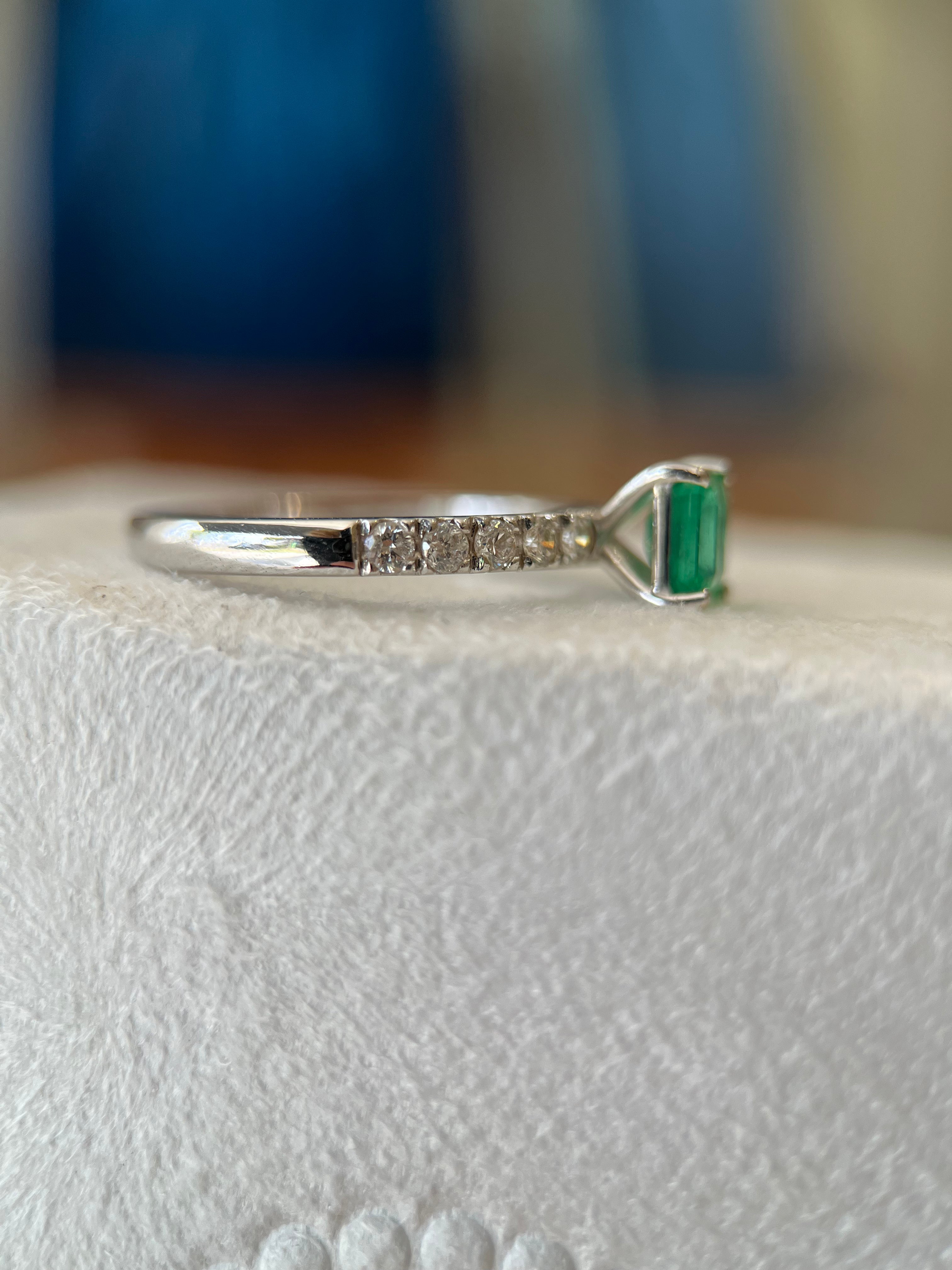 Anel de ouro 18k amarelo com Esmeralda e diamantes