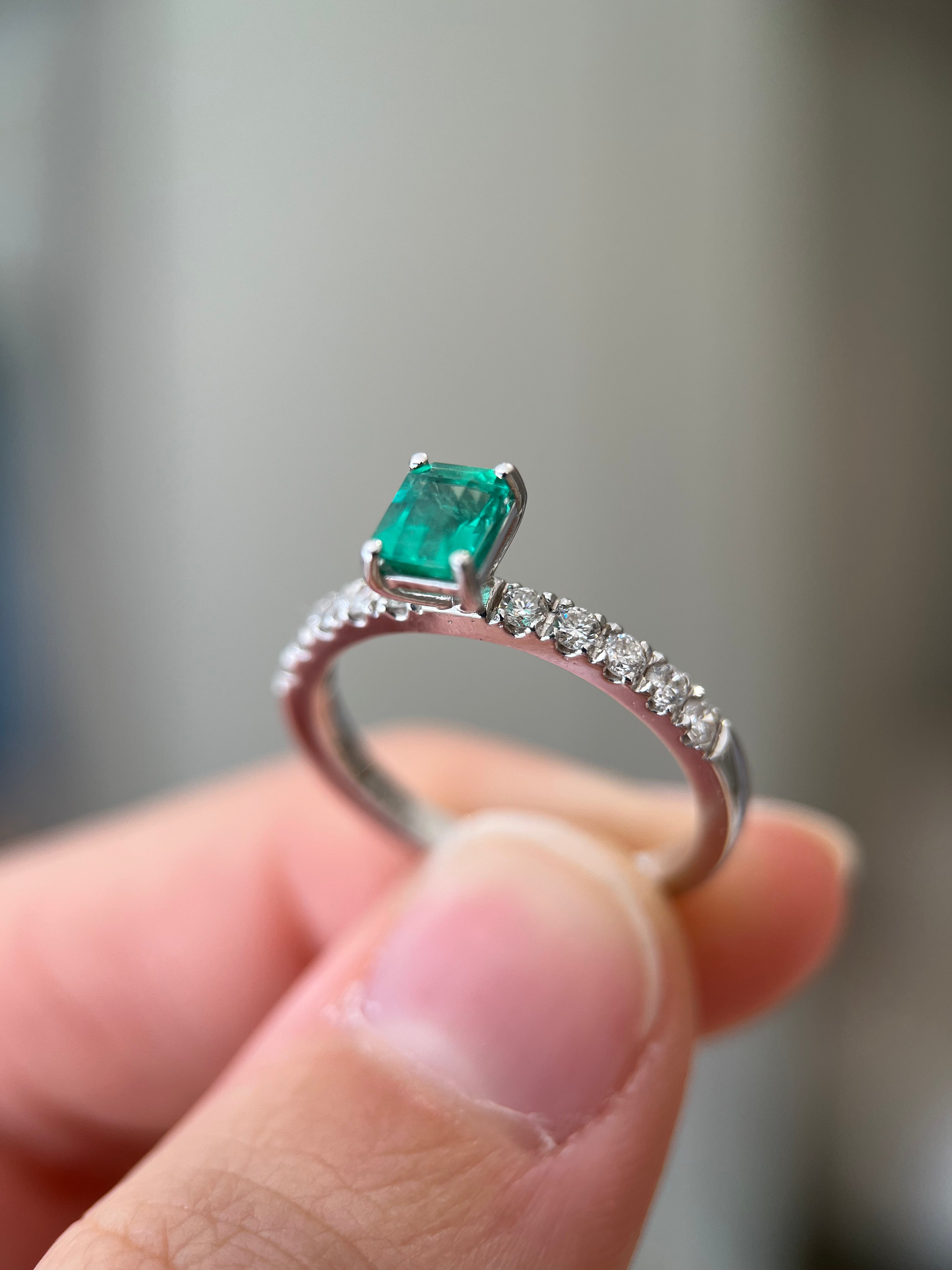 Anel de ouro 18k amarelo com Esmeralda e diamantes