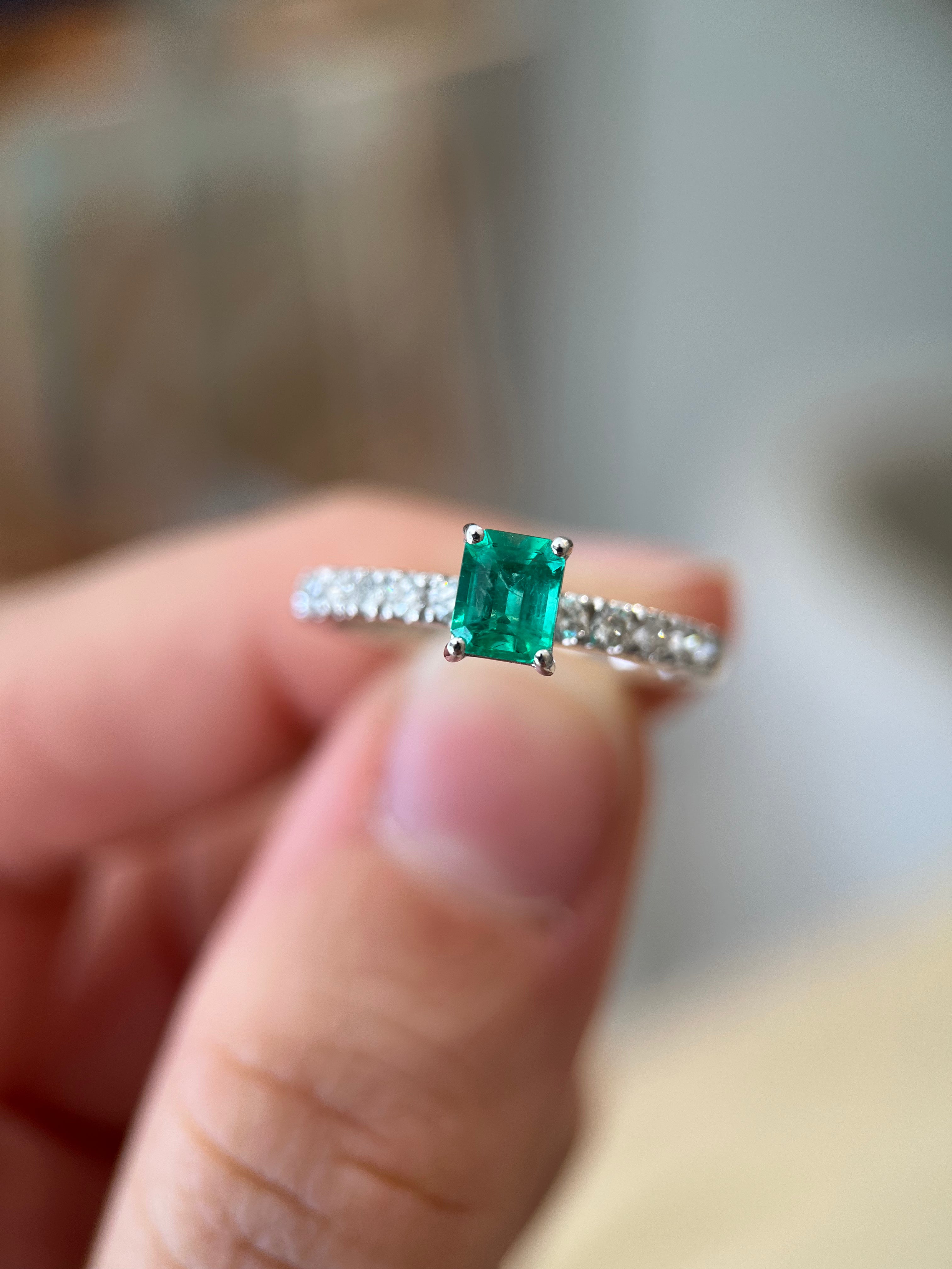 Anel de ouro 18k amarelo com Esmeralda e diamantes