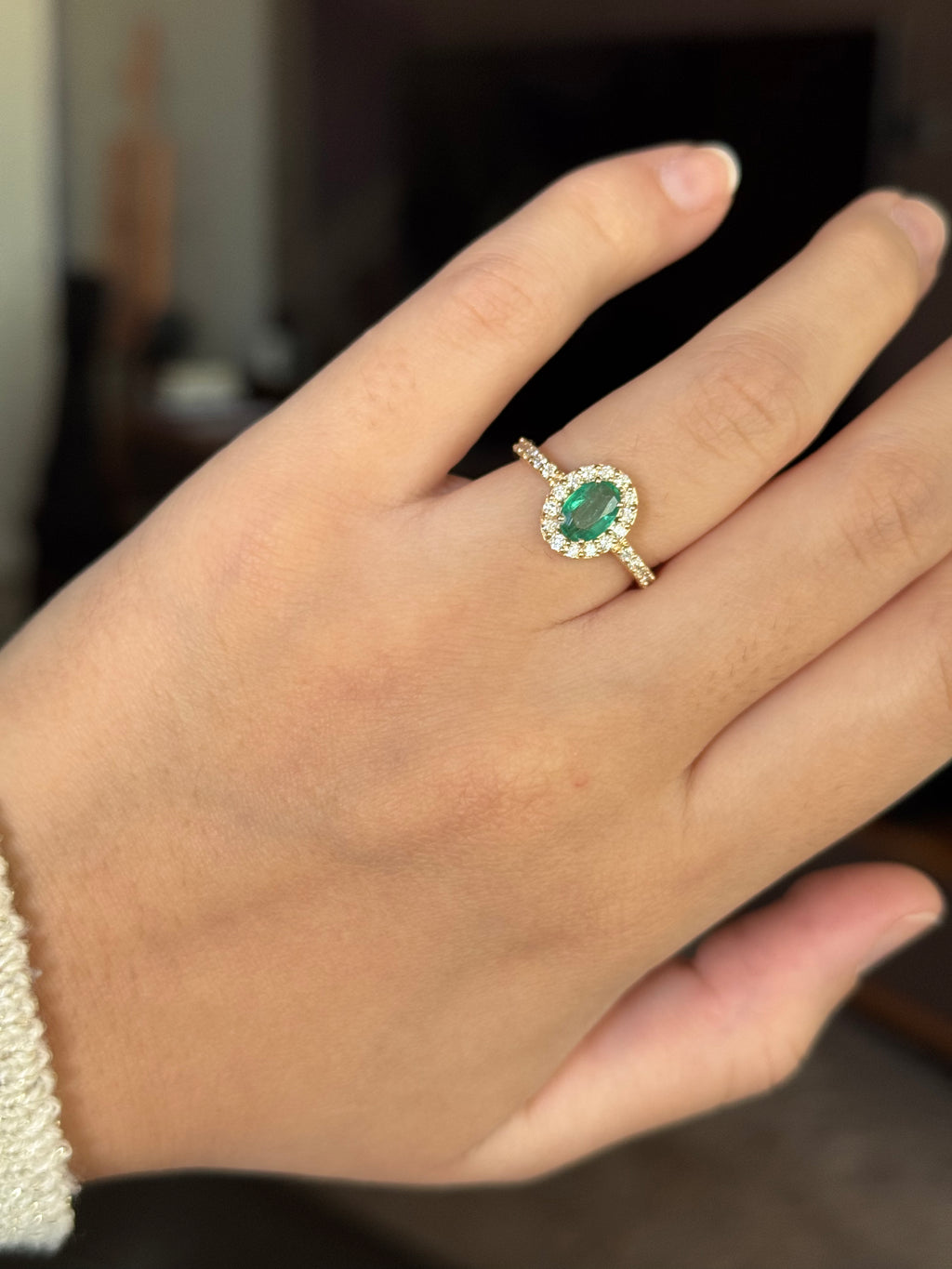 Anel oval com Esmeralda e diamantes