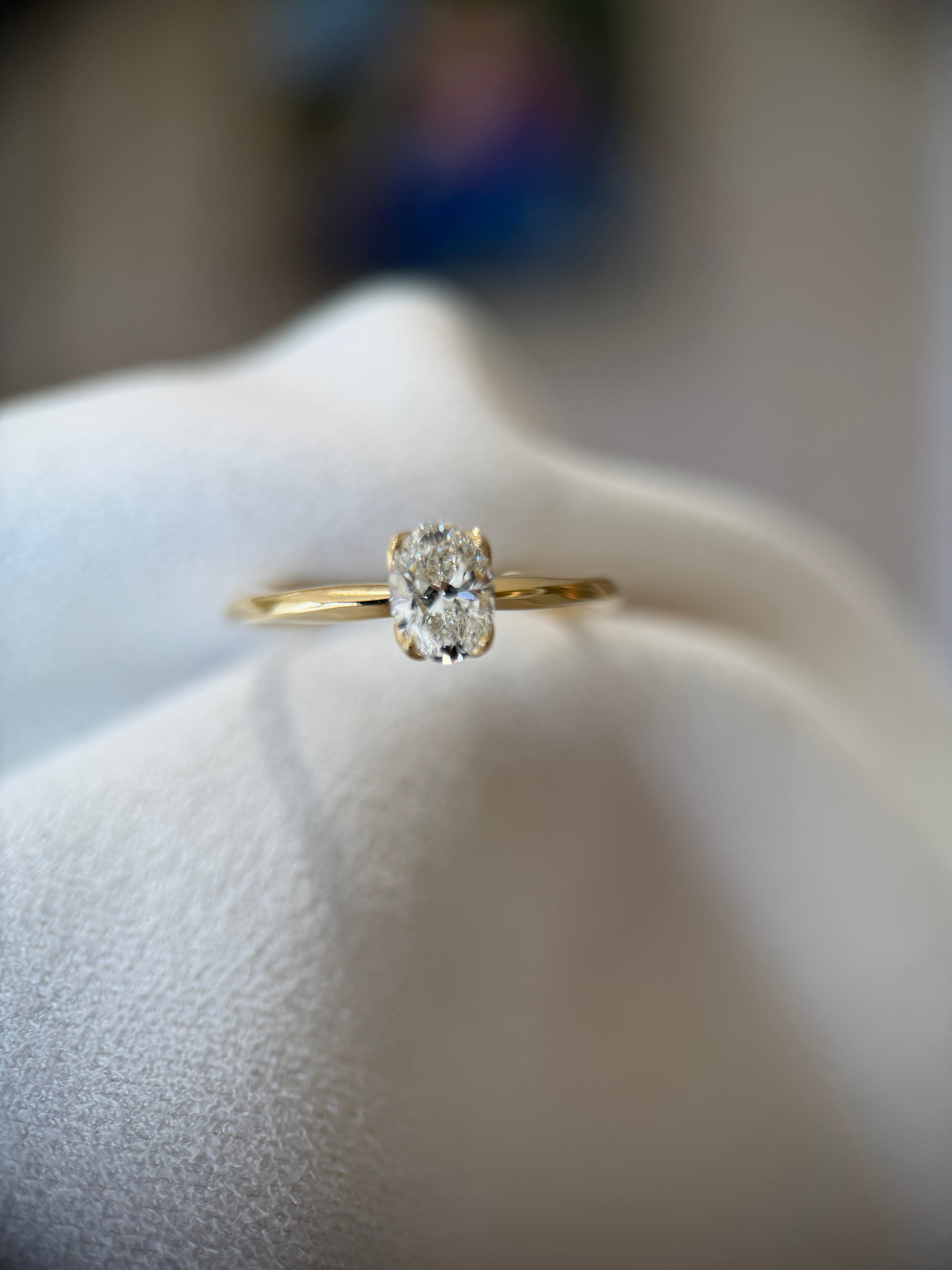 Solitário La Tulipe 0.50ct oval aro retorcido