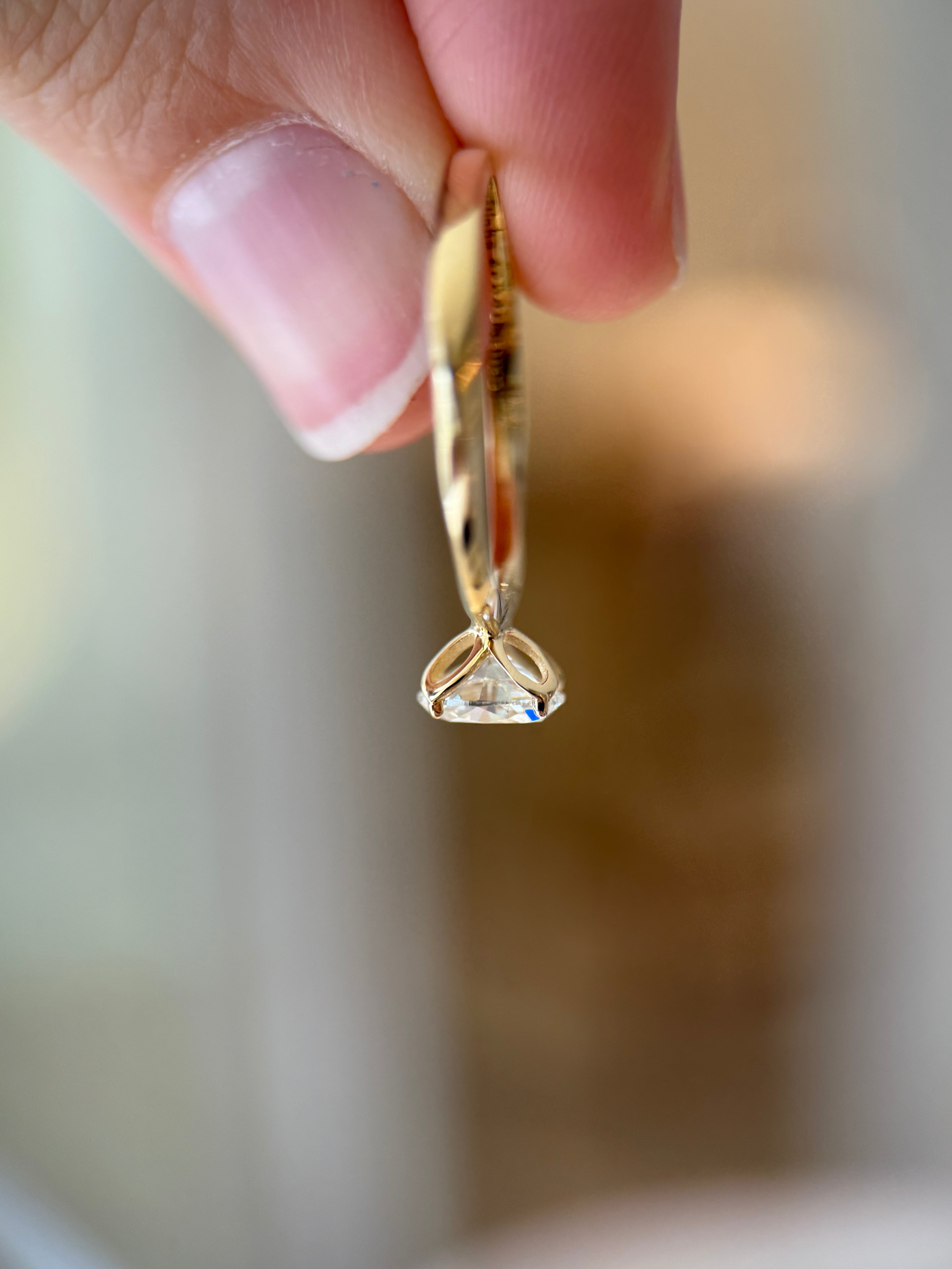 Solitário La Tulipe 0.50ct oval aro retorcido