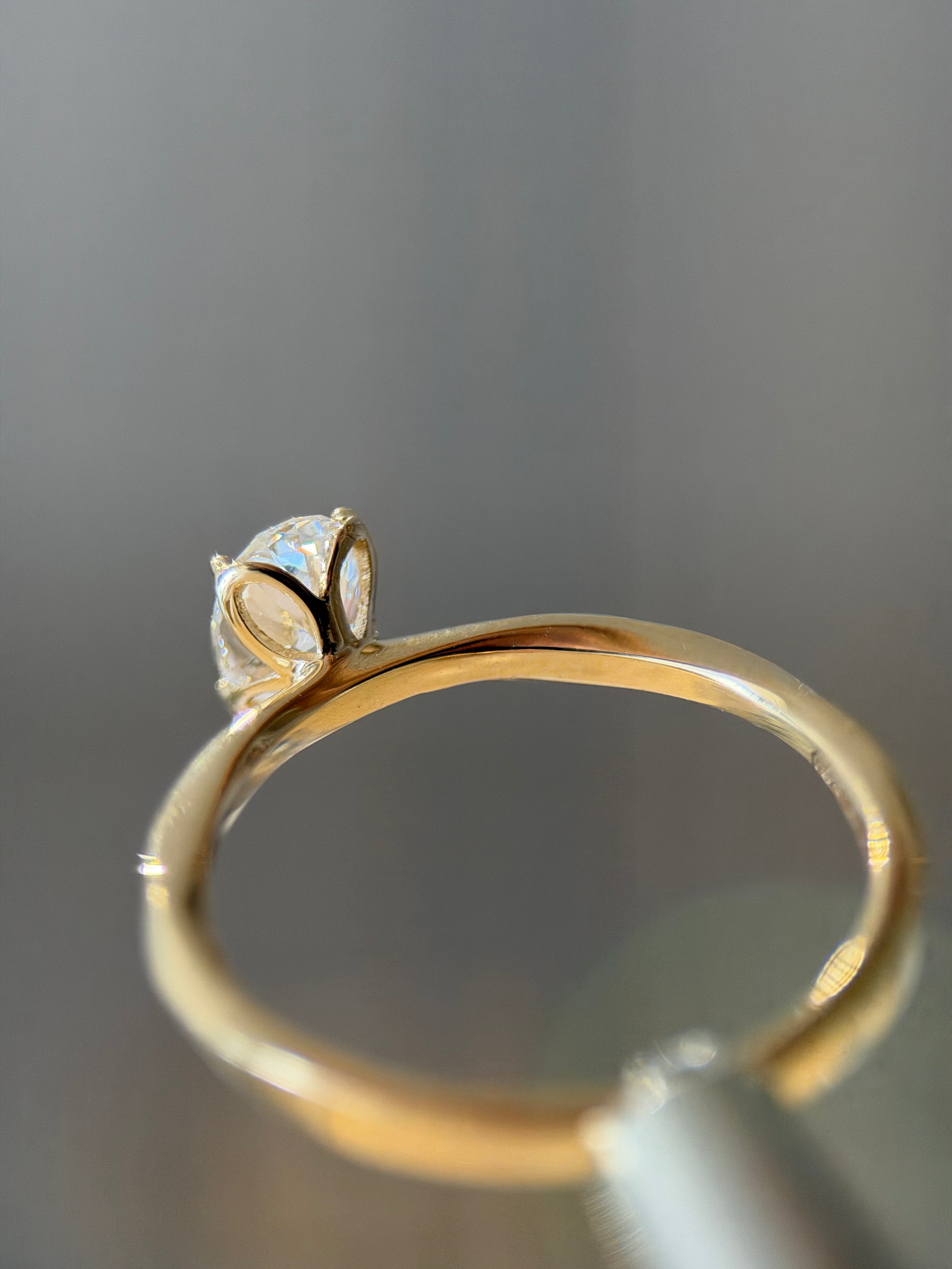 Solitário La Tulipe 0.50ct oval aro retorcido