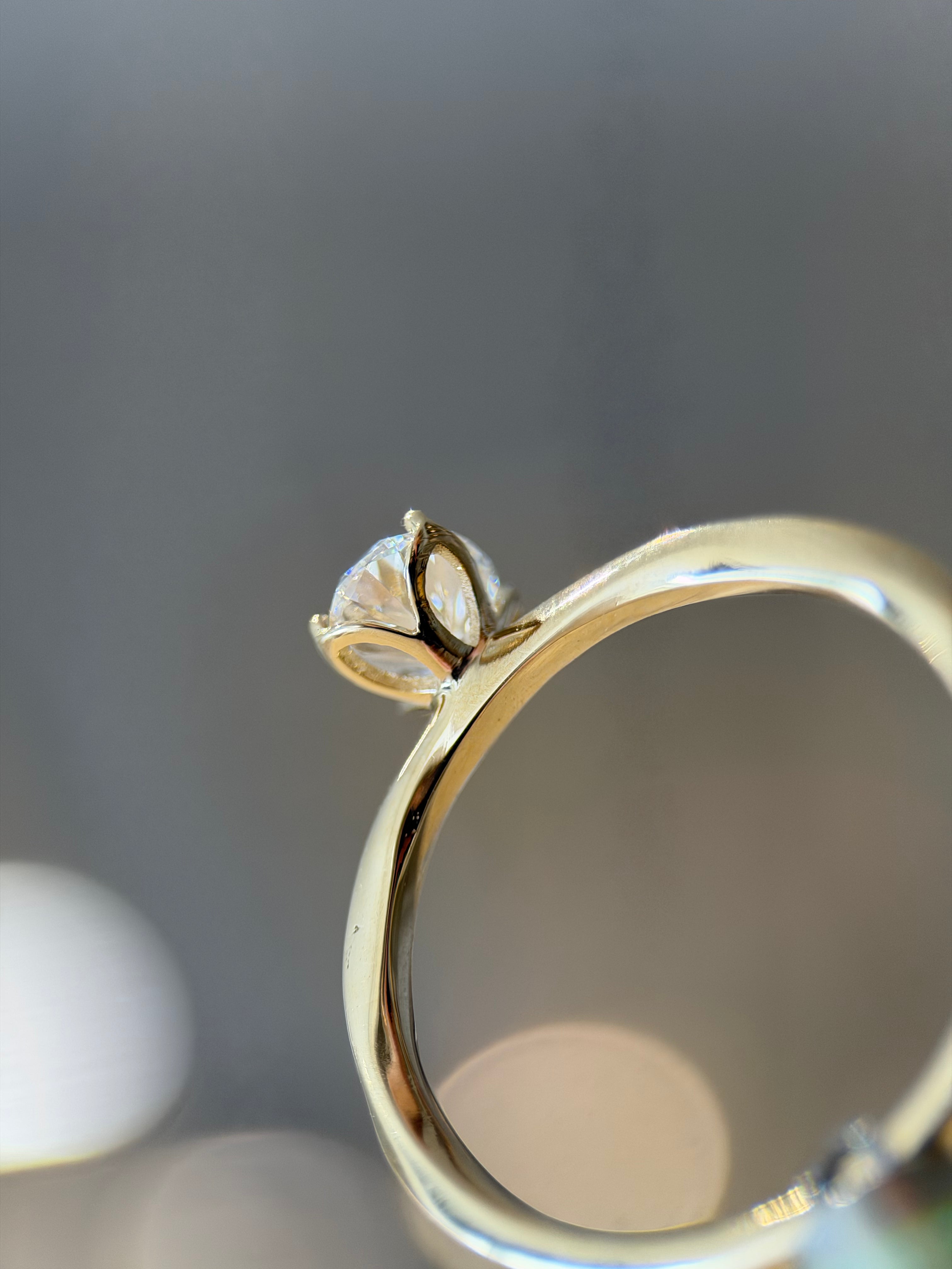 Solitário La Tulipe 0.50ct oval aro retorcido