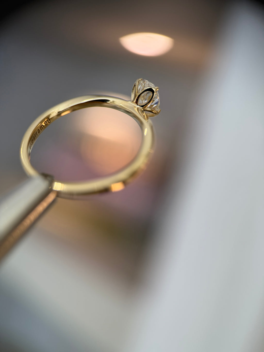 Solitário La Tulipe 0.50ct oval aro retorcido