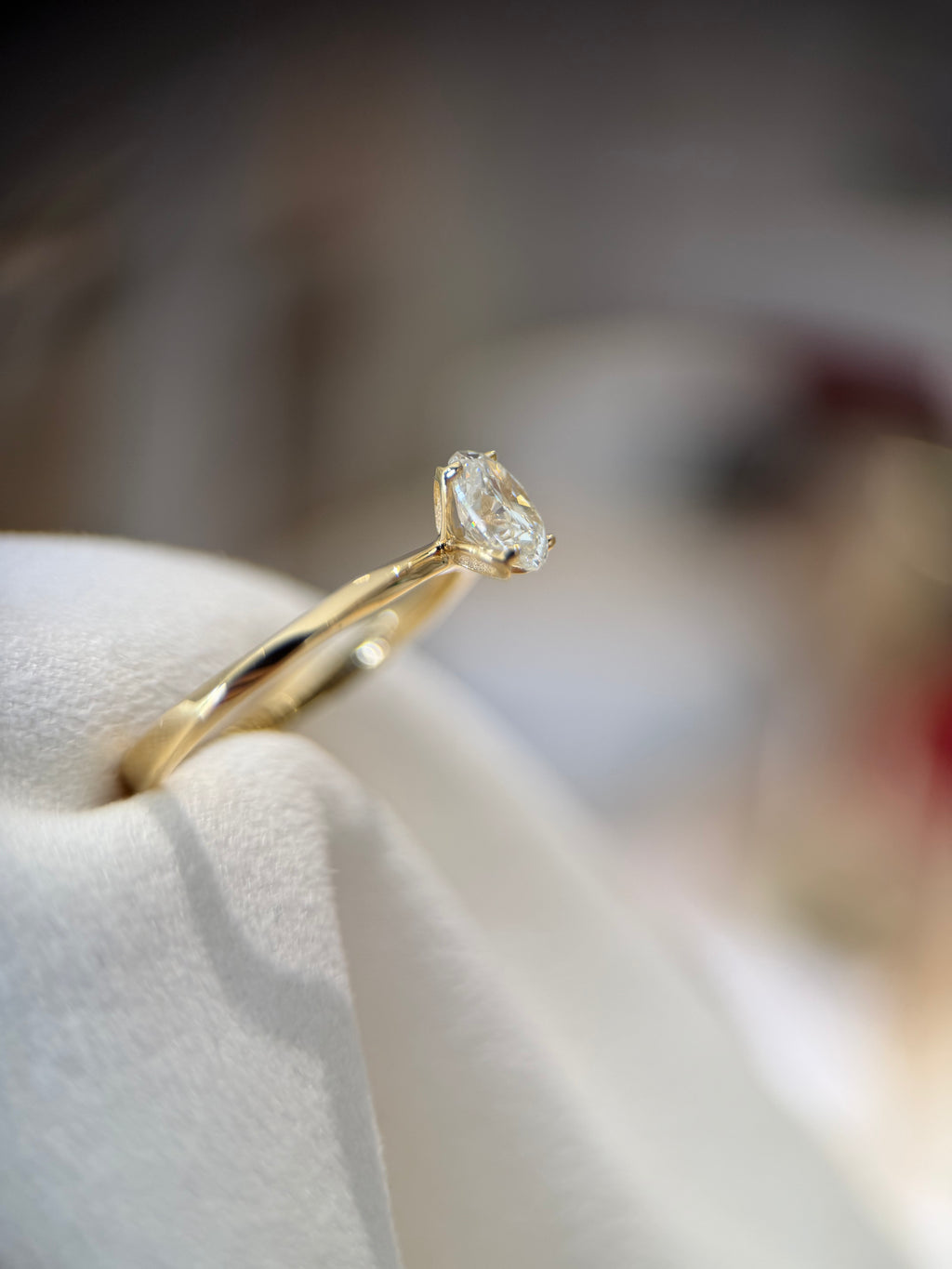 Solitário La Tulipe 0.50ct oval aro retorcido