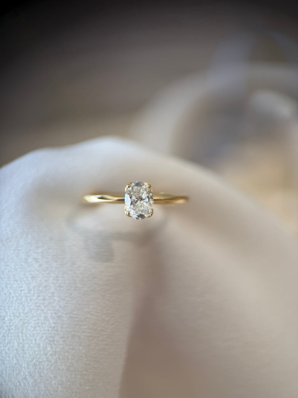 Solitário La Tulipe 0.50ct oval aro retorcido
