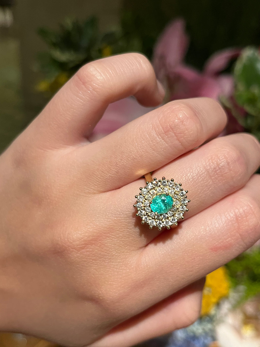 Anel oval com Turmalina Paraíba 0.60ct e Diamantes