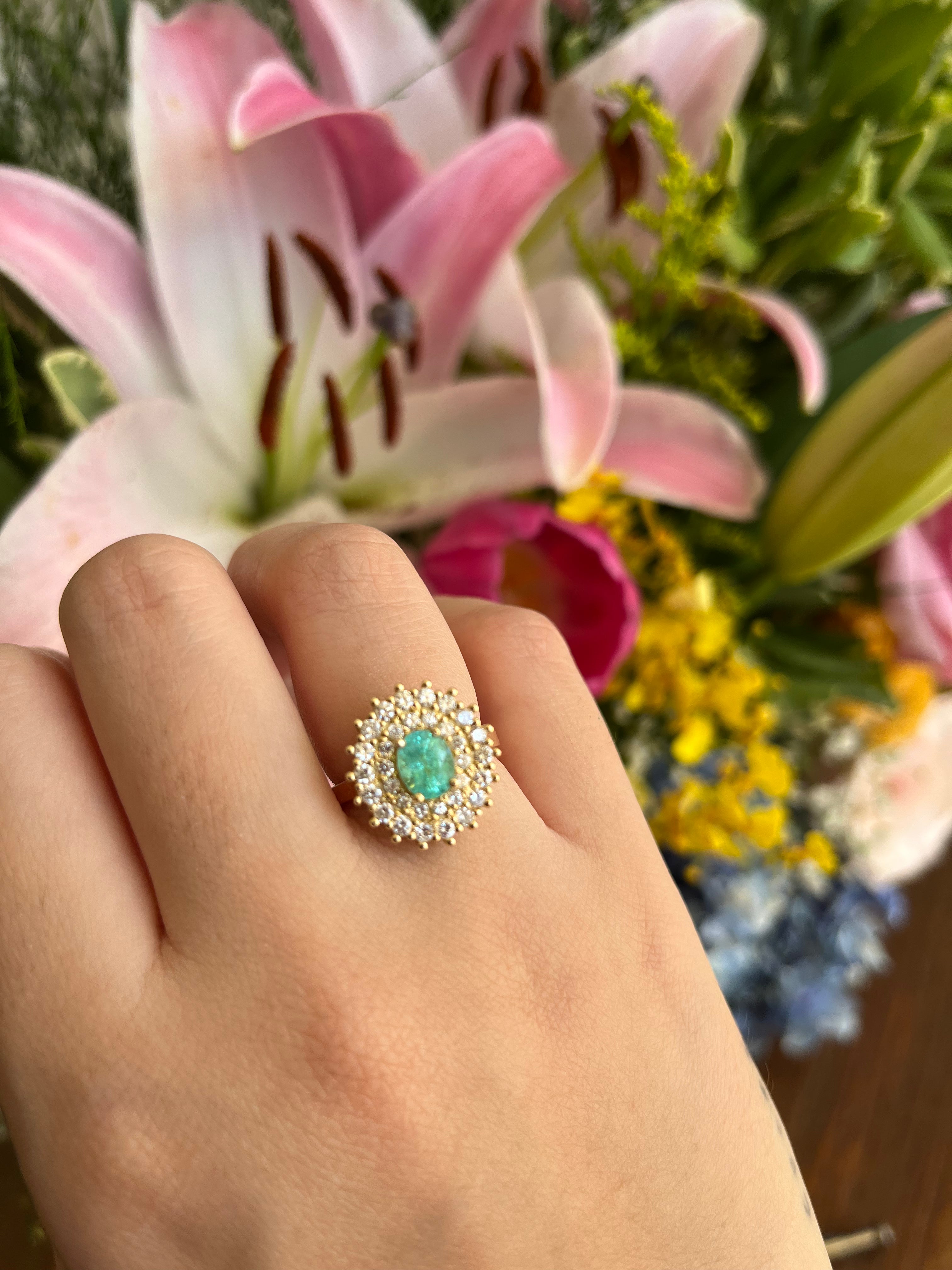 Anel oval com Turmalina Paraíba 0.60ct e Diamantes