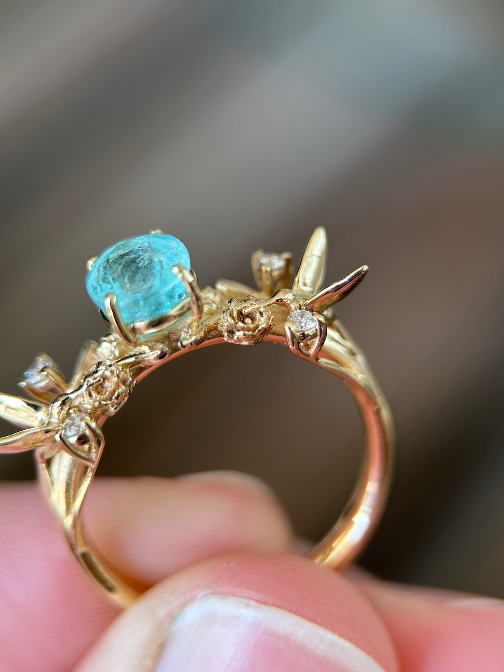 Anel Beija flor com peônias e Turmalina Paraíba 0.90ct Grand