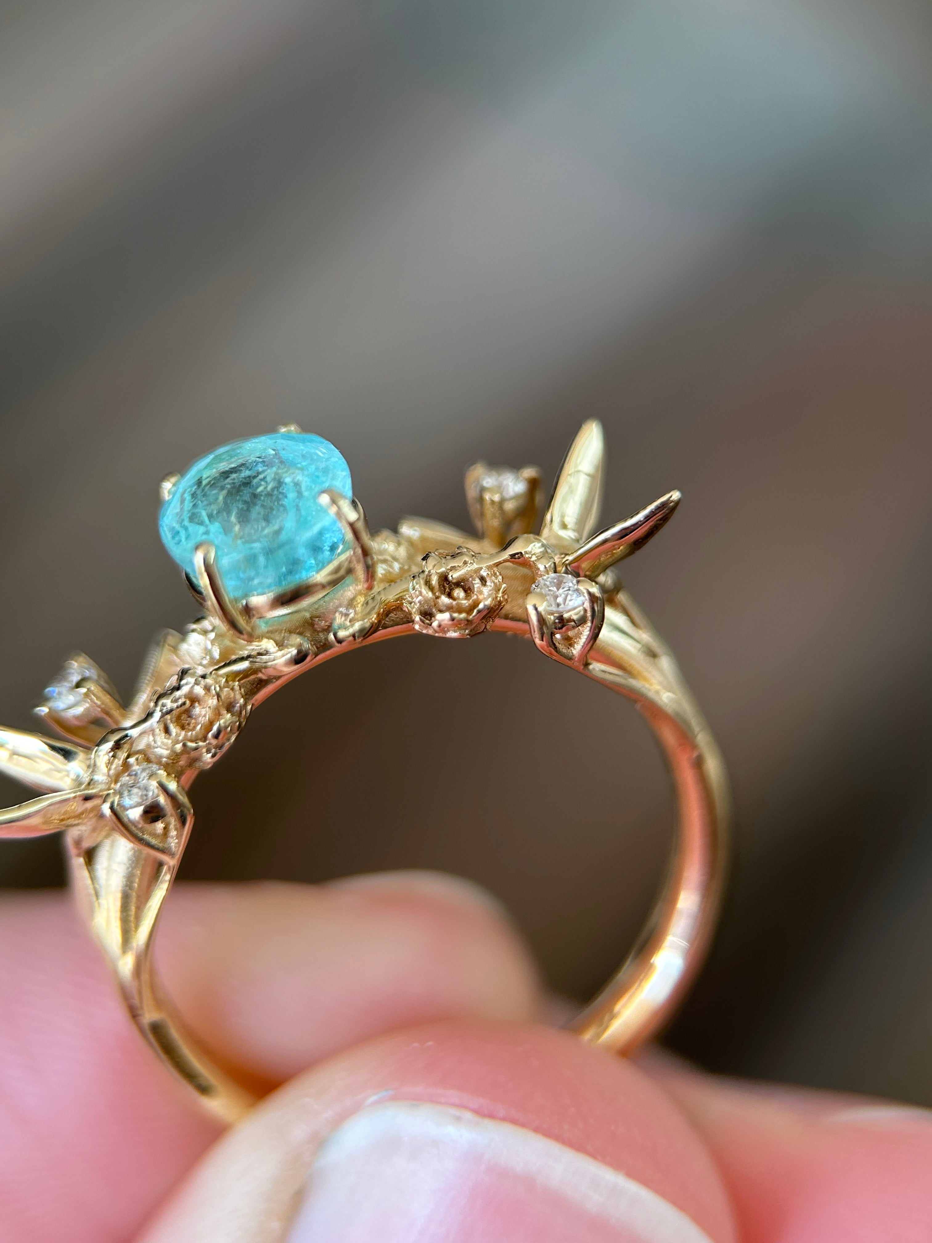 Anel Beija flor com peônias e Turmalina Paraíba 0.90ct Grand