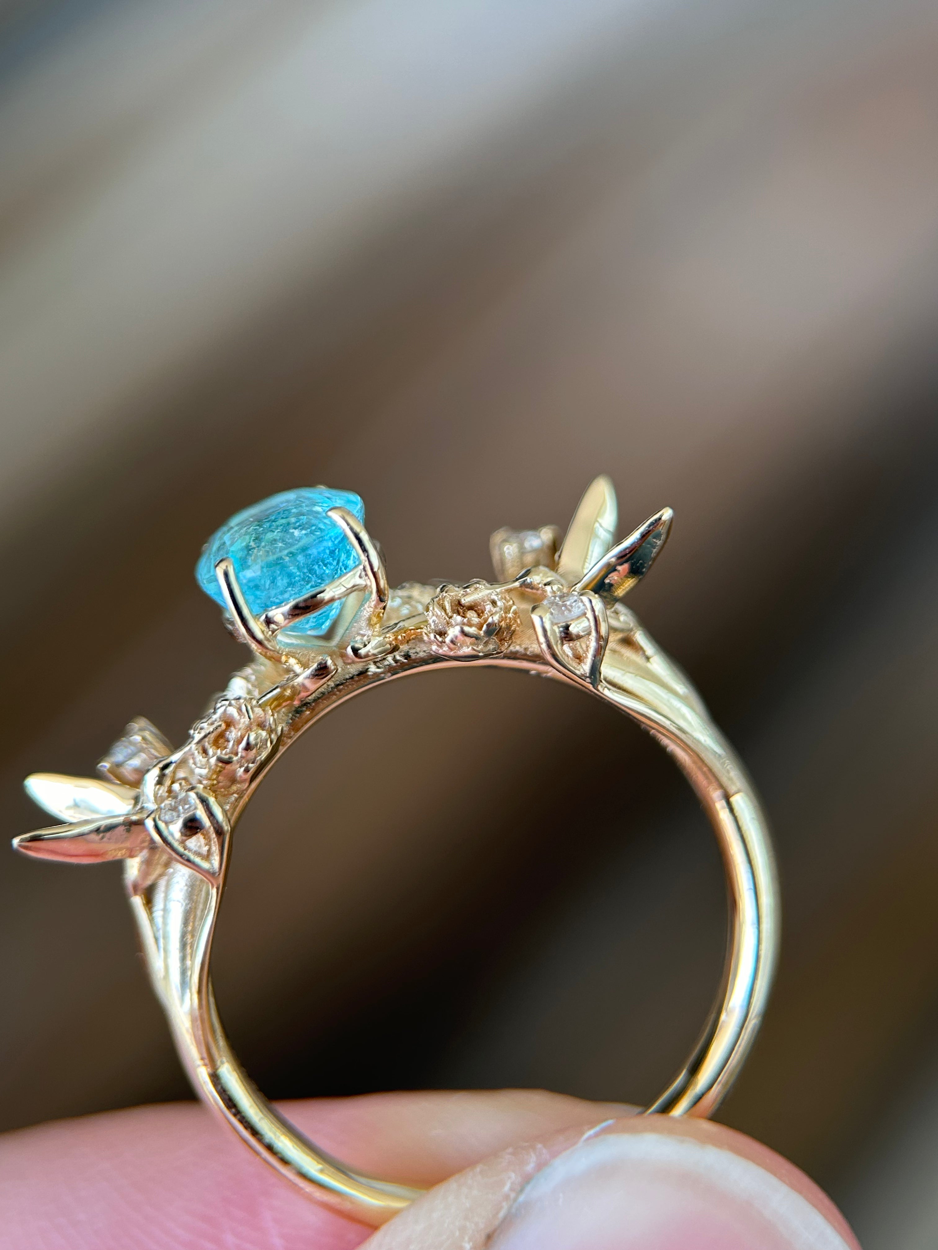 Anel Beija flor com peônias e Turmalina Paraíba 0.90ct Grand