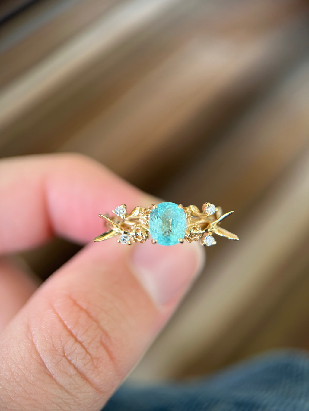 Anel Beija flor com peônias e Turmalina Paraíba 0.90ct Grand