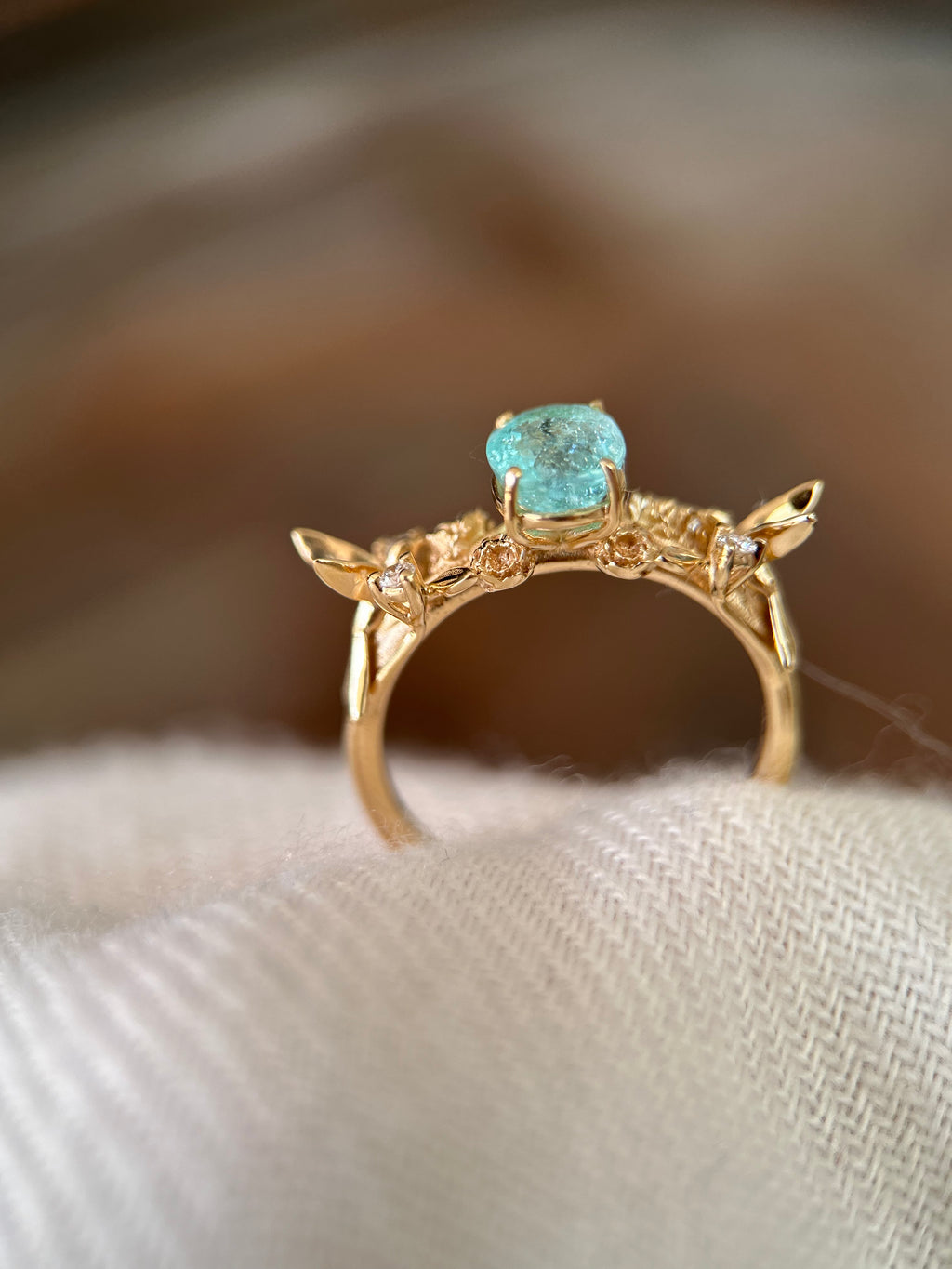 Anel Beija flor com peônias e Turmalina Paraíba 0.90ct Grand