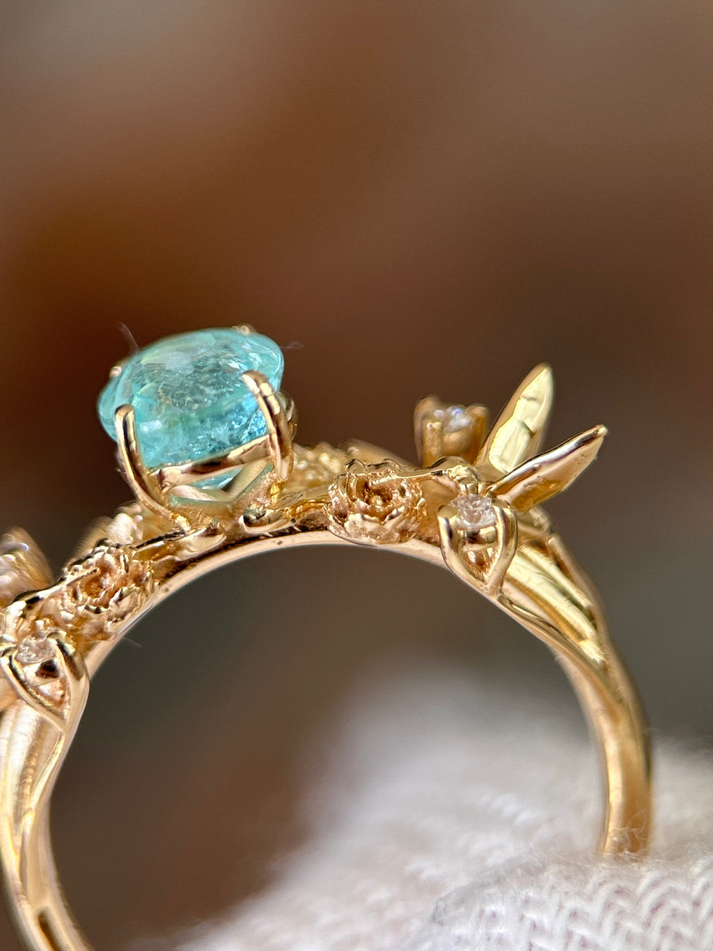 Anel Beija flor com peônias e Turmalina Paraíba 0.90ct Grand