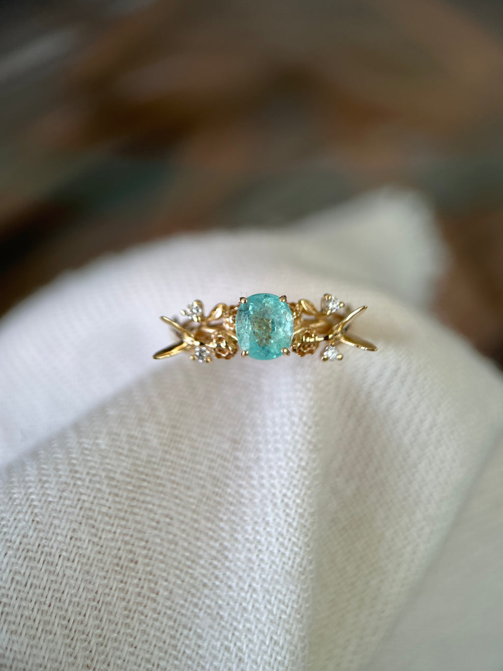 Anel Beija flor com peônias e Turmalina Paraíba 0.90ct Grand