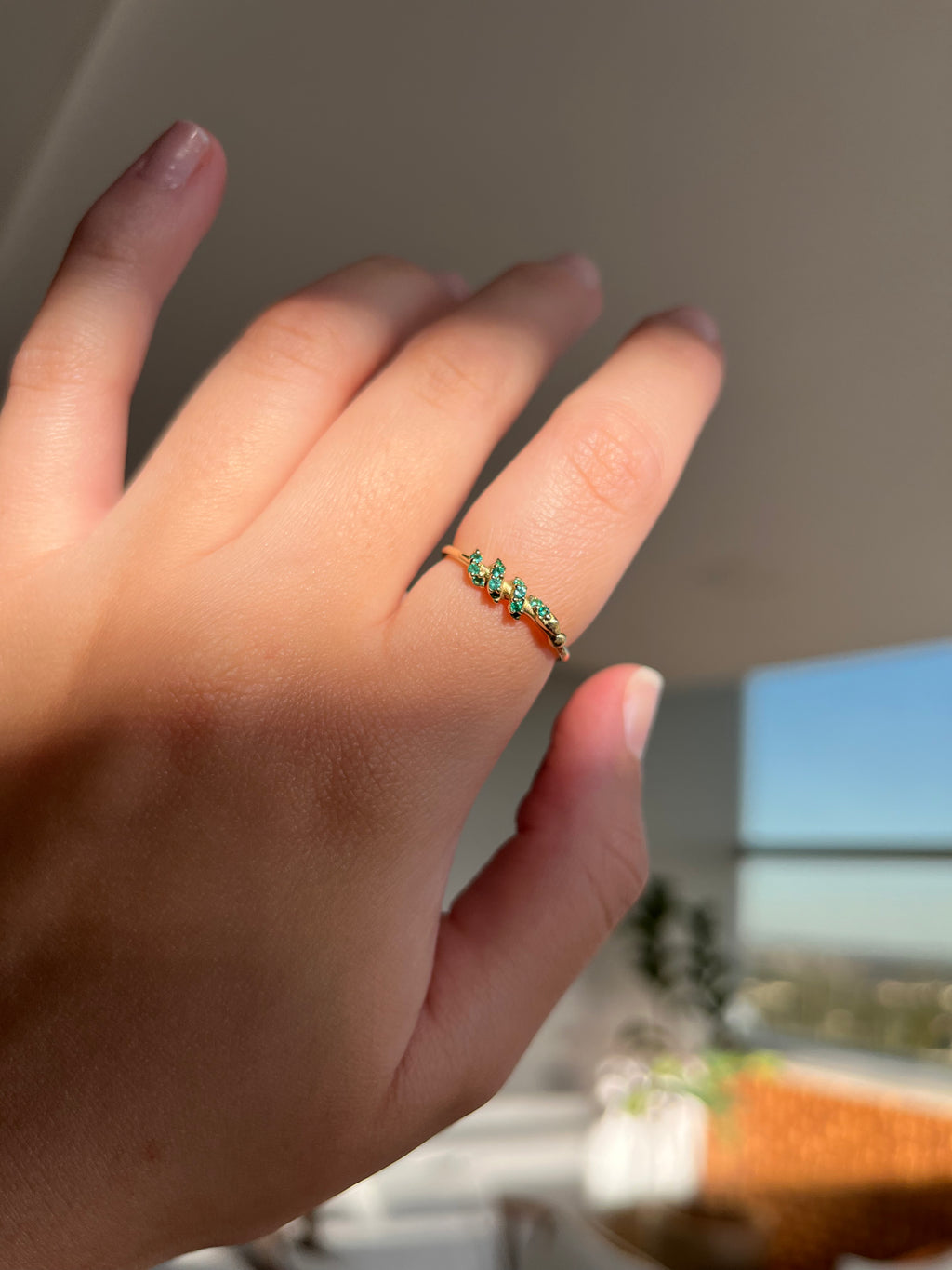 Anel Cobrinha cravejada com esmeralda