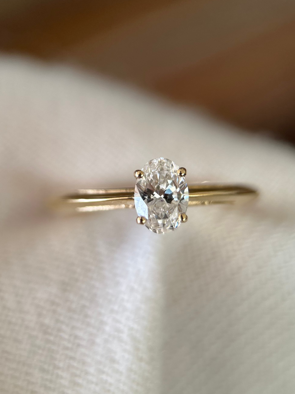 Solitário Le Moderne Oval 0.50ct aro fio faca