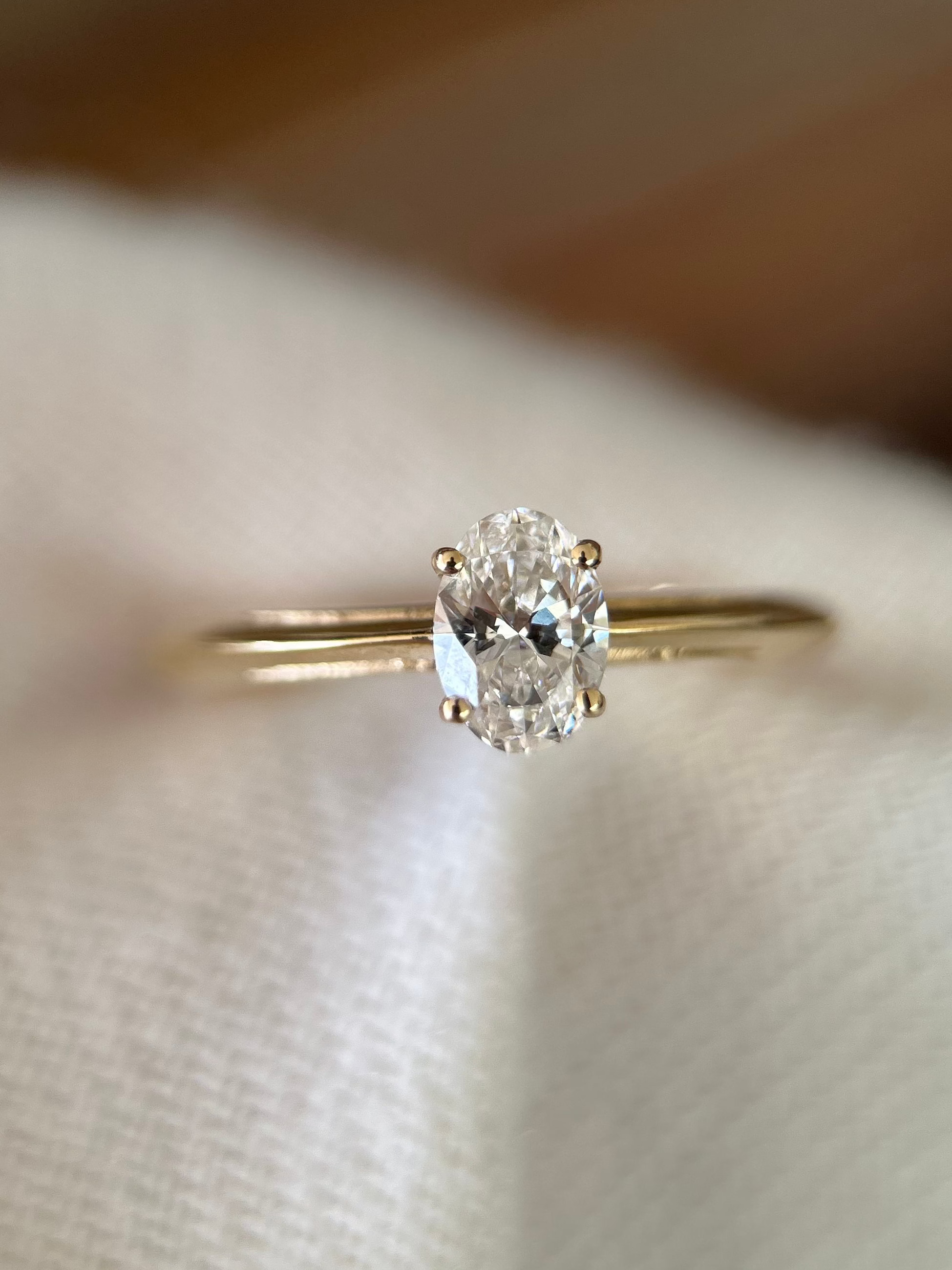 Solitário Le Moderne Oval 0.50ct aro fio faca