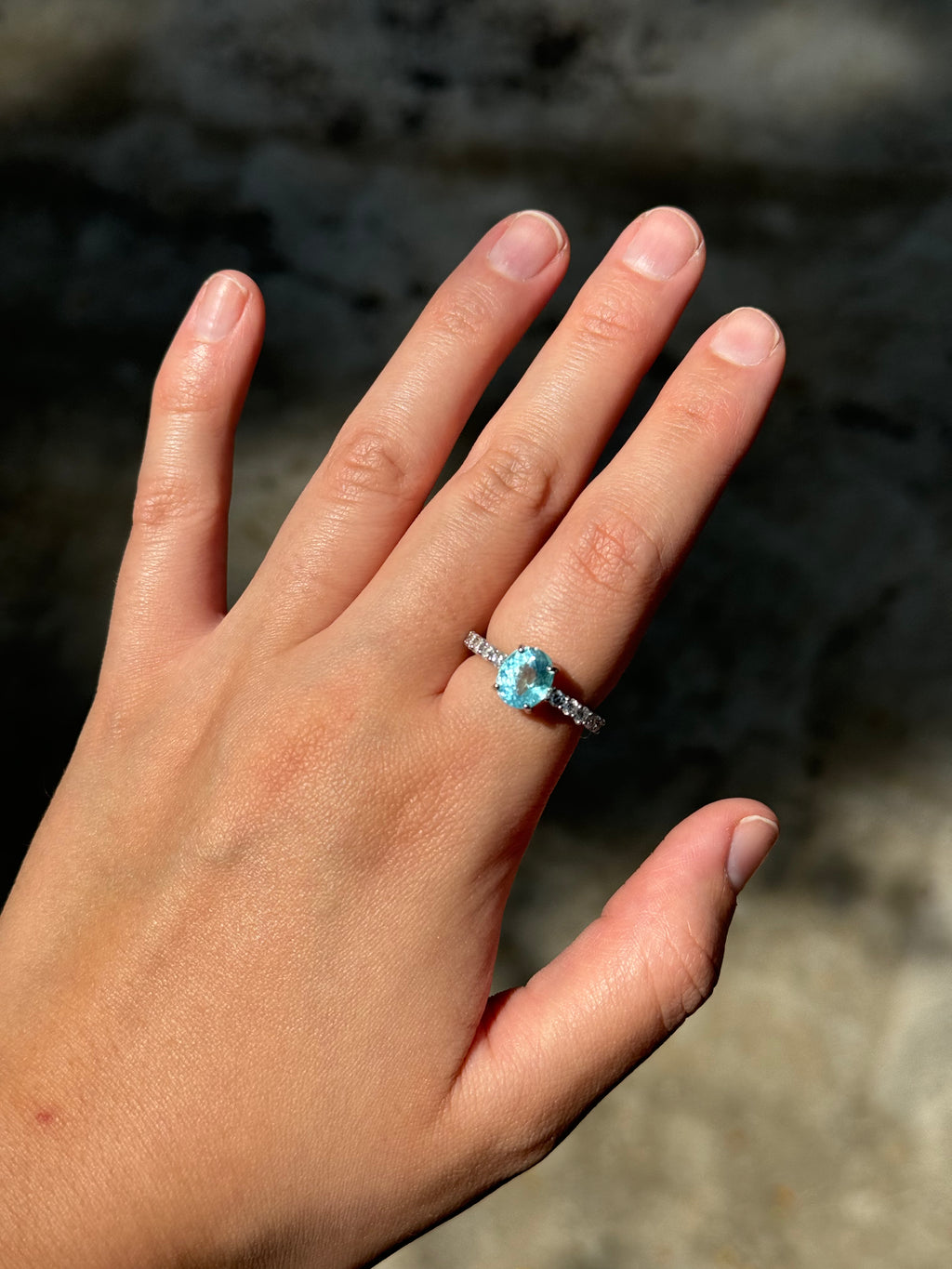 Anel Turmalina Paraíba oval 2ct e 0.50ct de diamantes