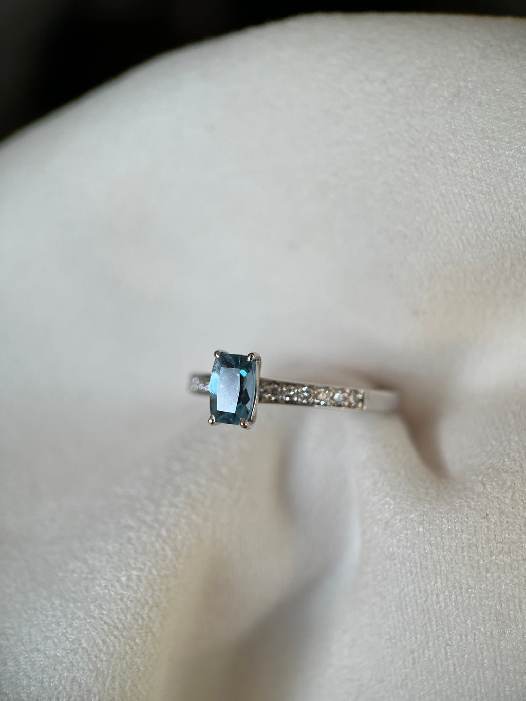 Solitário Água Marinha e diamantes