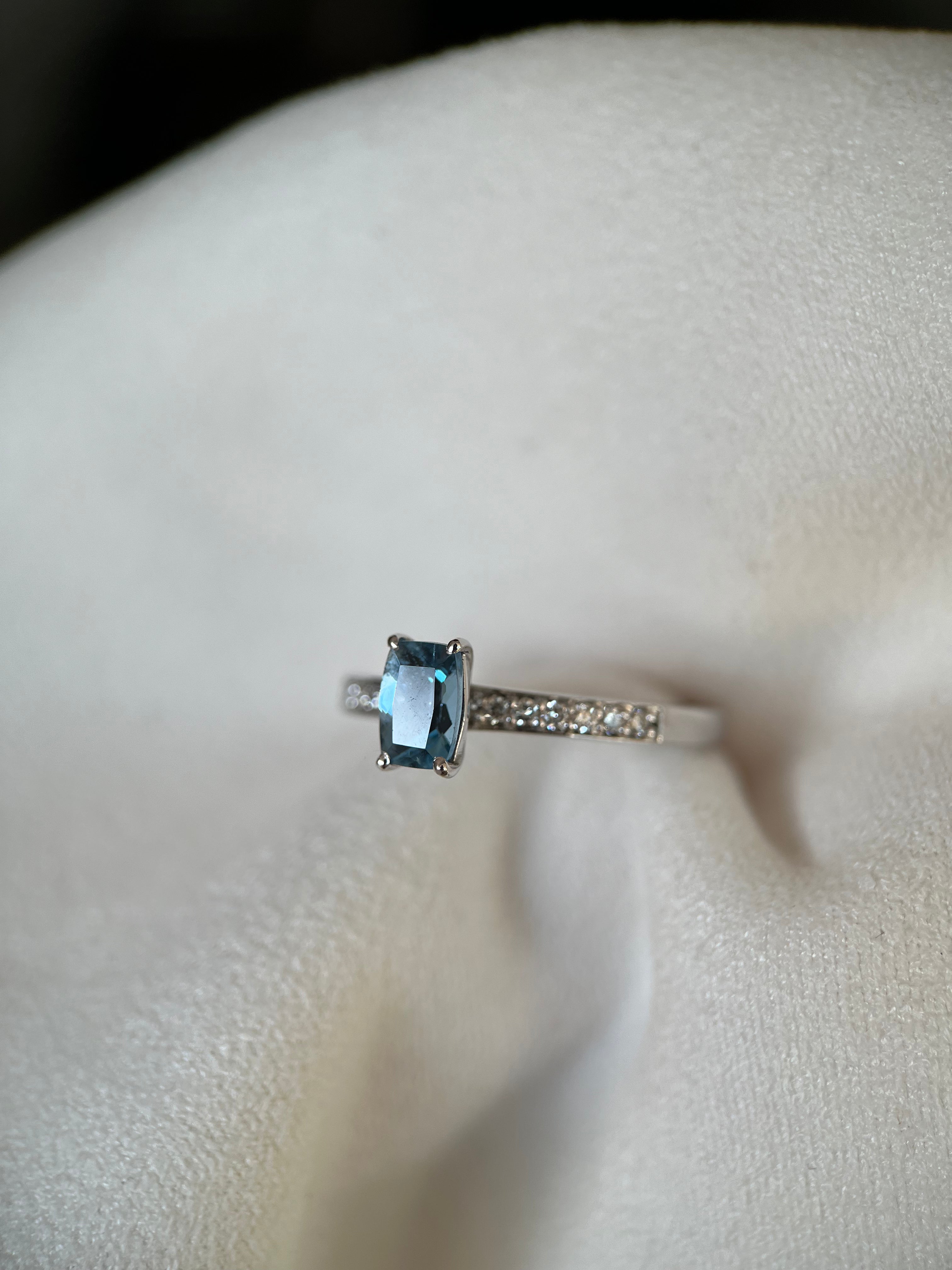Solitário Água Marinha e diamantes