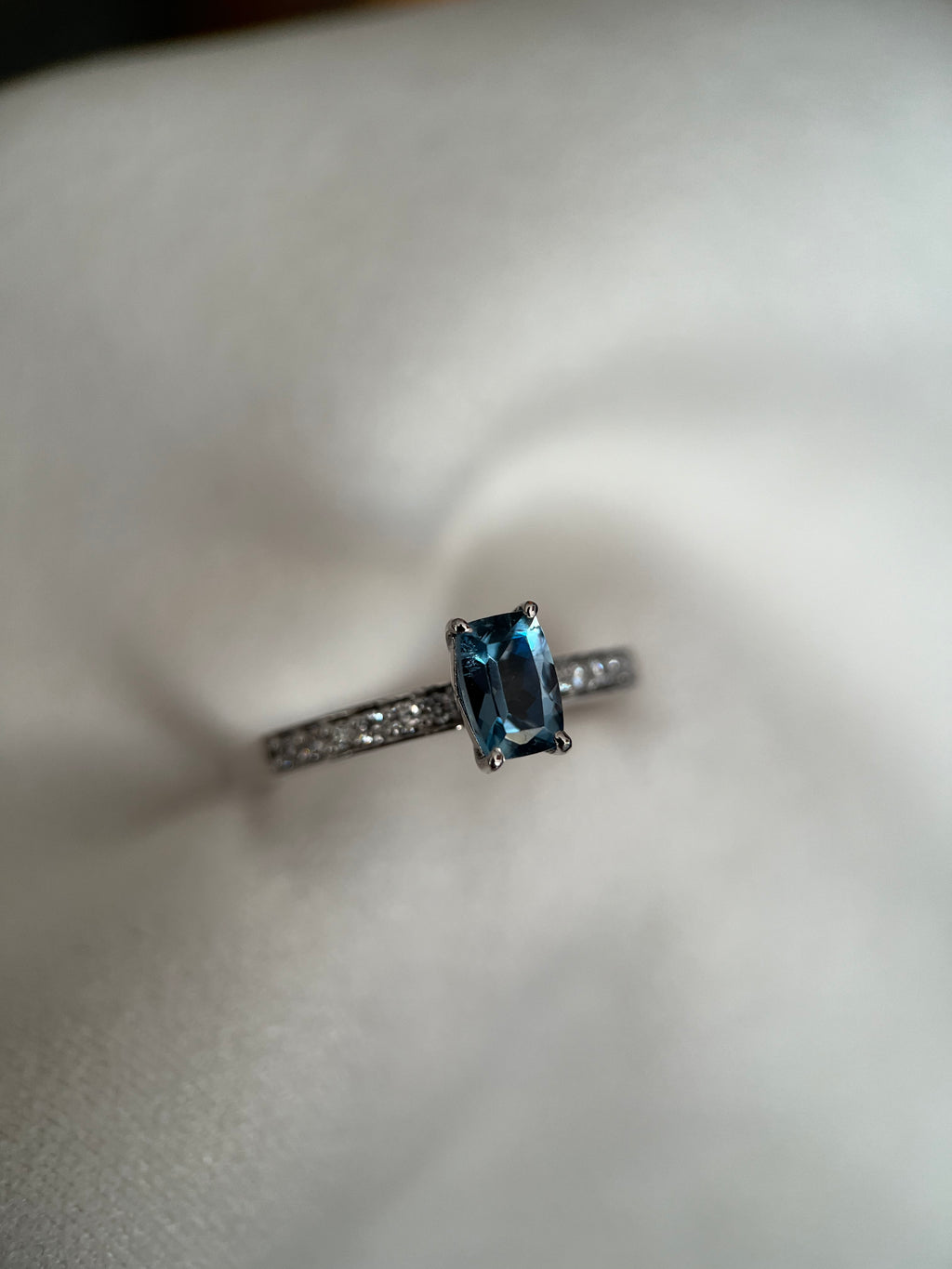 Solitário Água Marinha e diamantes