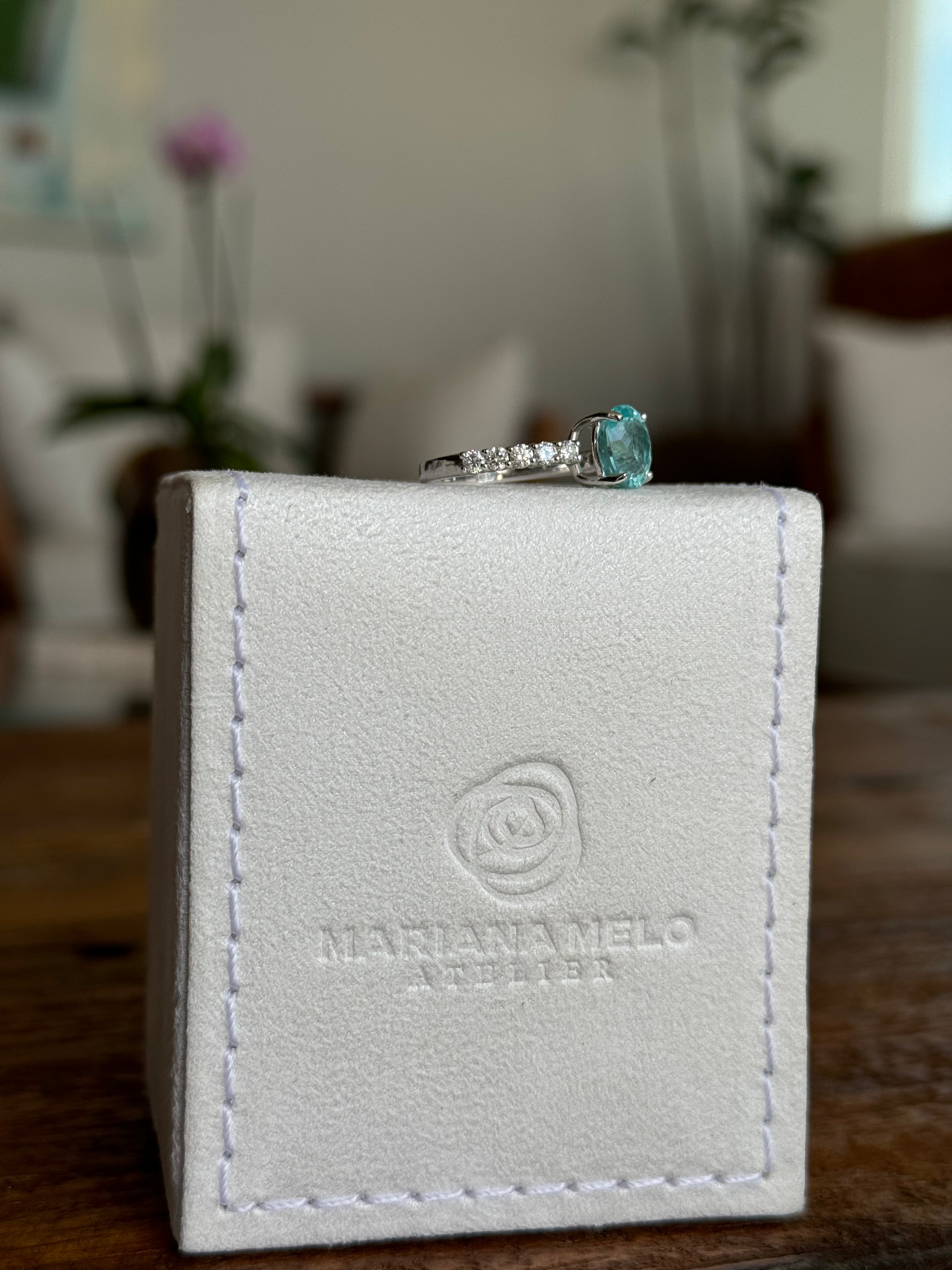 Anel Turmalina Paraíba oval 2ct e 0.50ct de diamantes