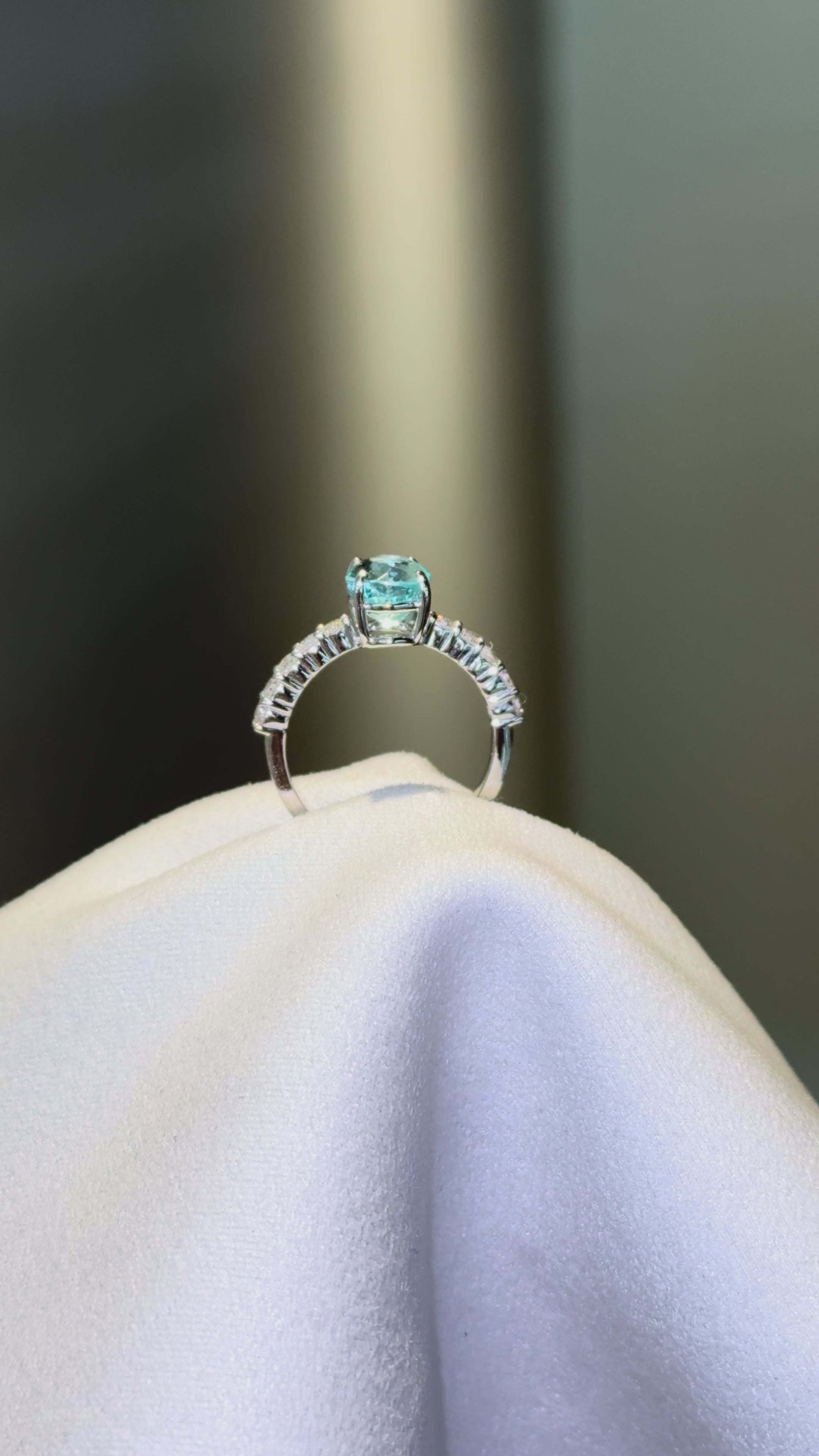 Anel Turmalina Paraíba oval 2ct e 0.50ct de diamantes