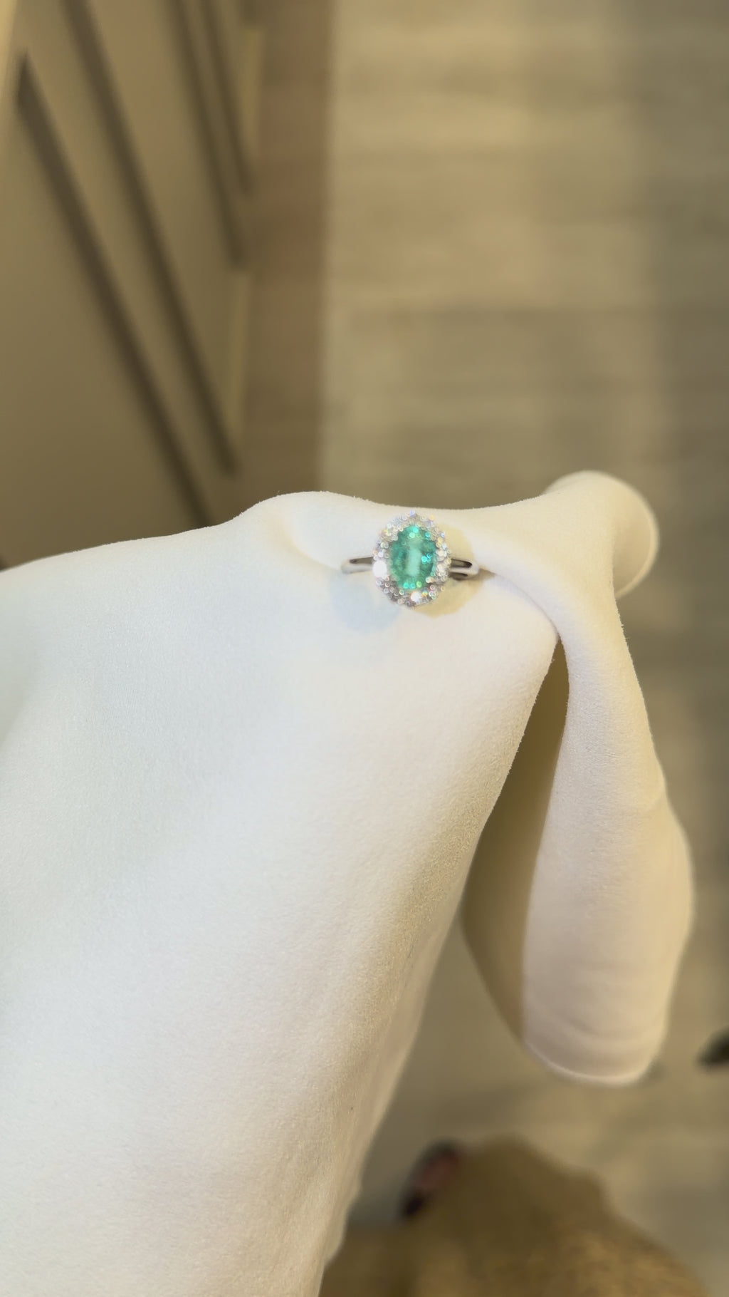 Anel Paraíba oval com Moldura de diamantes 0.42ct