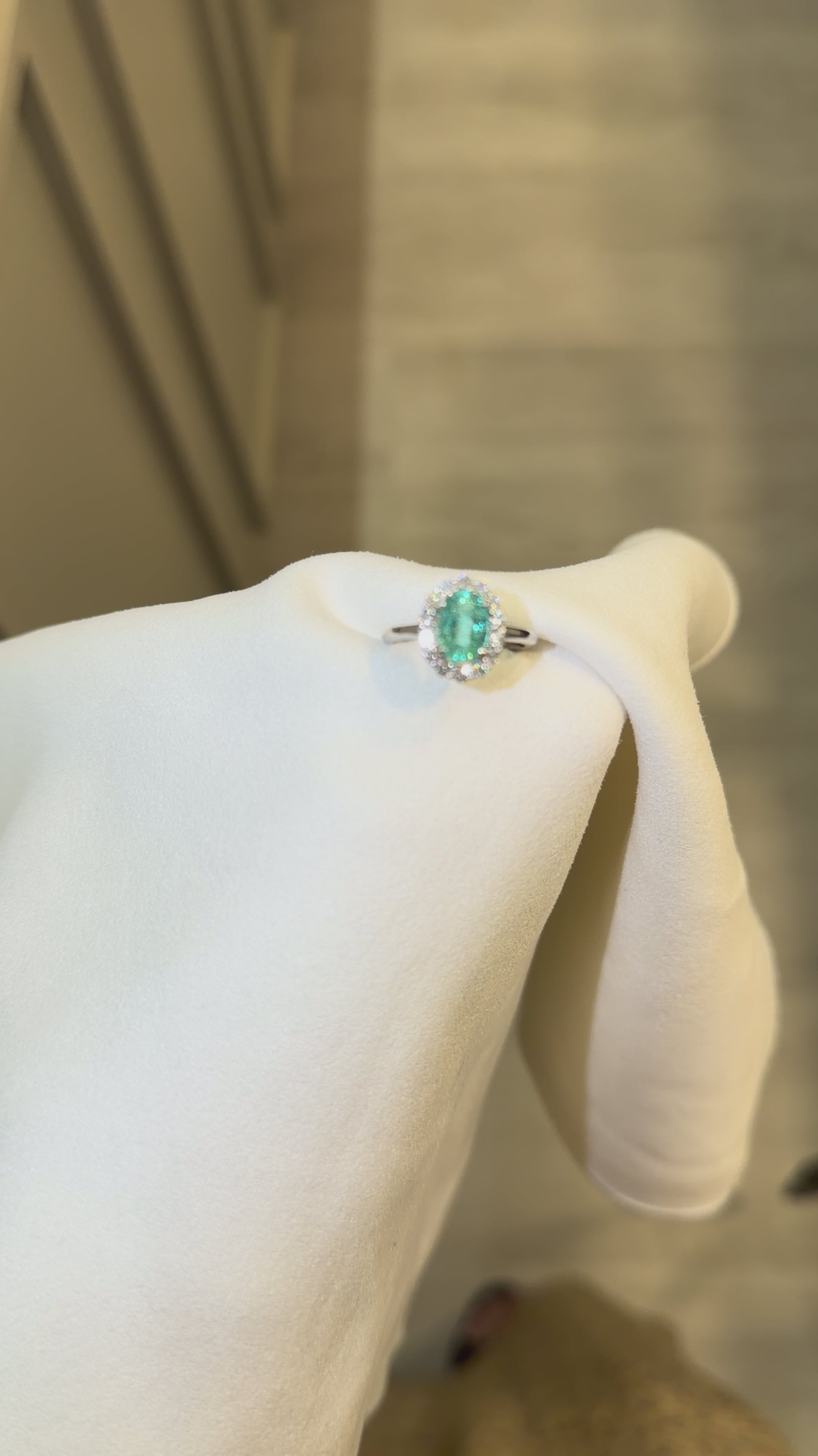 Anel Paraíba oval com Moldura de diamantes 0.42ct