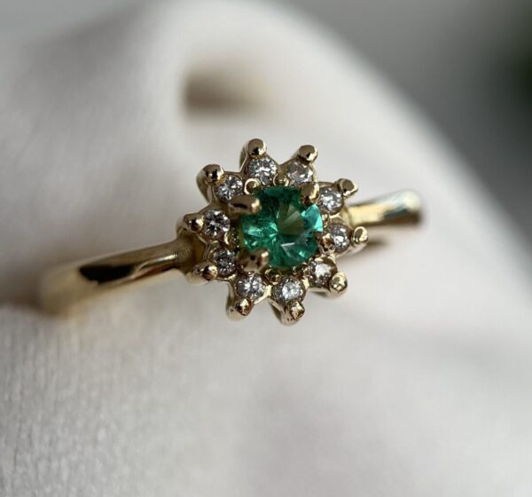 Anel Flor de Diamantes com Esmeralda - Imagem 10