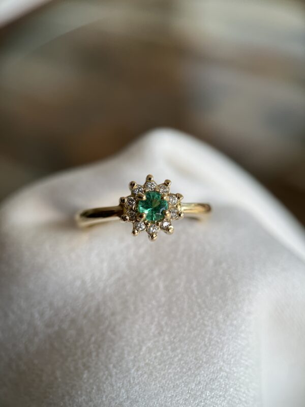 Anel Flor de Diamantes com Esmeralda - Imagem 8