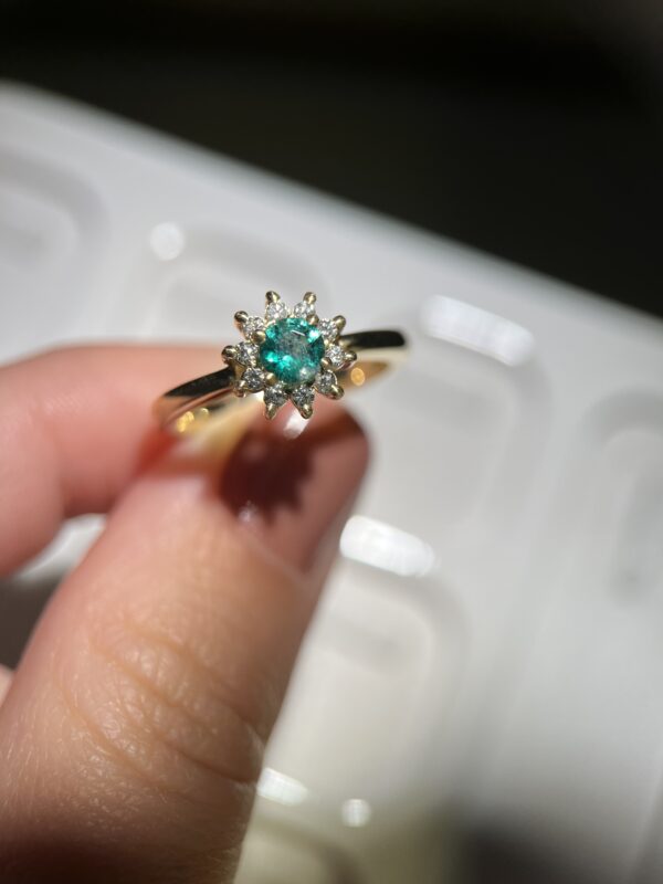 Anel Flor de Diamantes com Esmeralda - Imagem 2