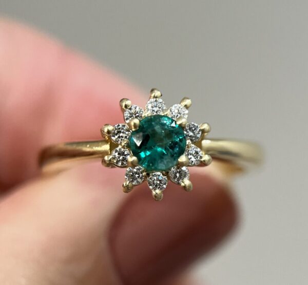 Anel Flor de Diamantes com Esmeralda