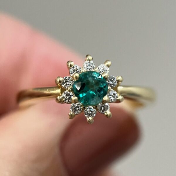 Anel Flor de Diamantes com Esmeralda