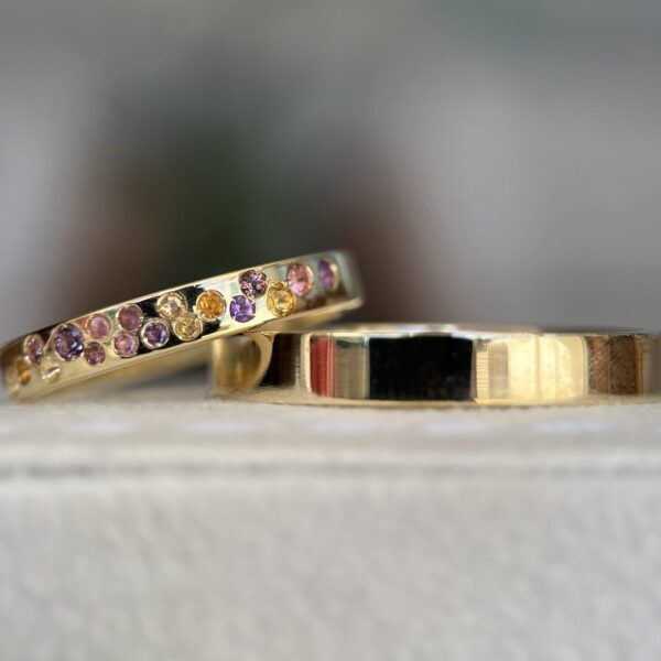 Par de Alianças com pedras coloridas