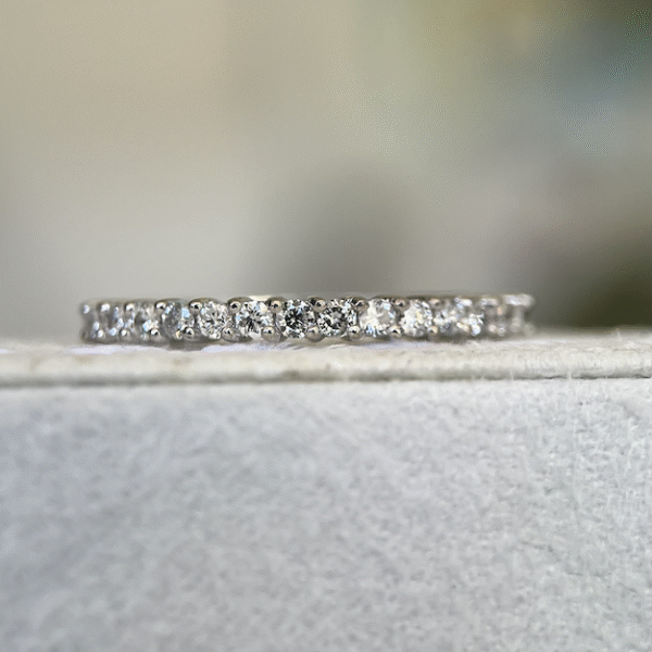 Meia aliança de diamantes de 1.5mm